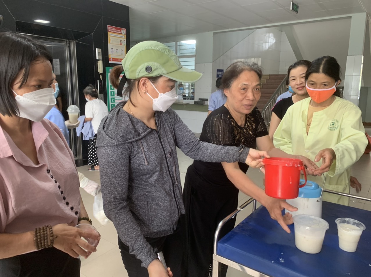 TỔ CHỨC PHÁT CHÁO MIỄN PHÍ TẠI TTYT HUYỆN TIÊN DU